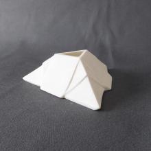Vase triangulaire en porcelaine
