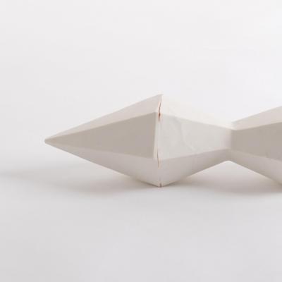 Sculpture blanche geometrique