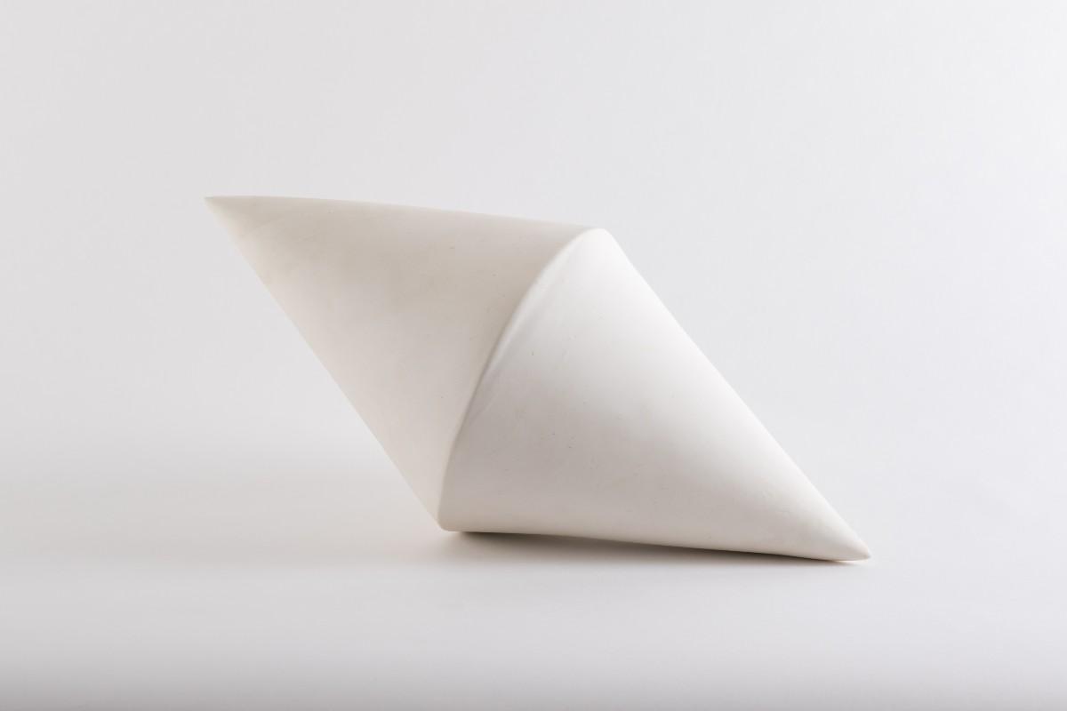 Sculpture porcelaine blanc equilibre cone 1